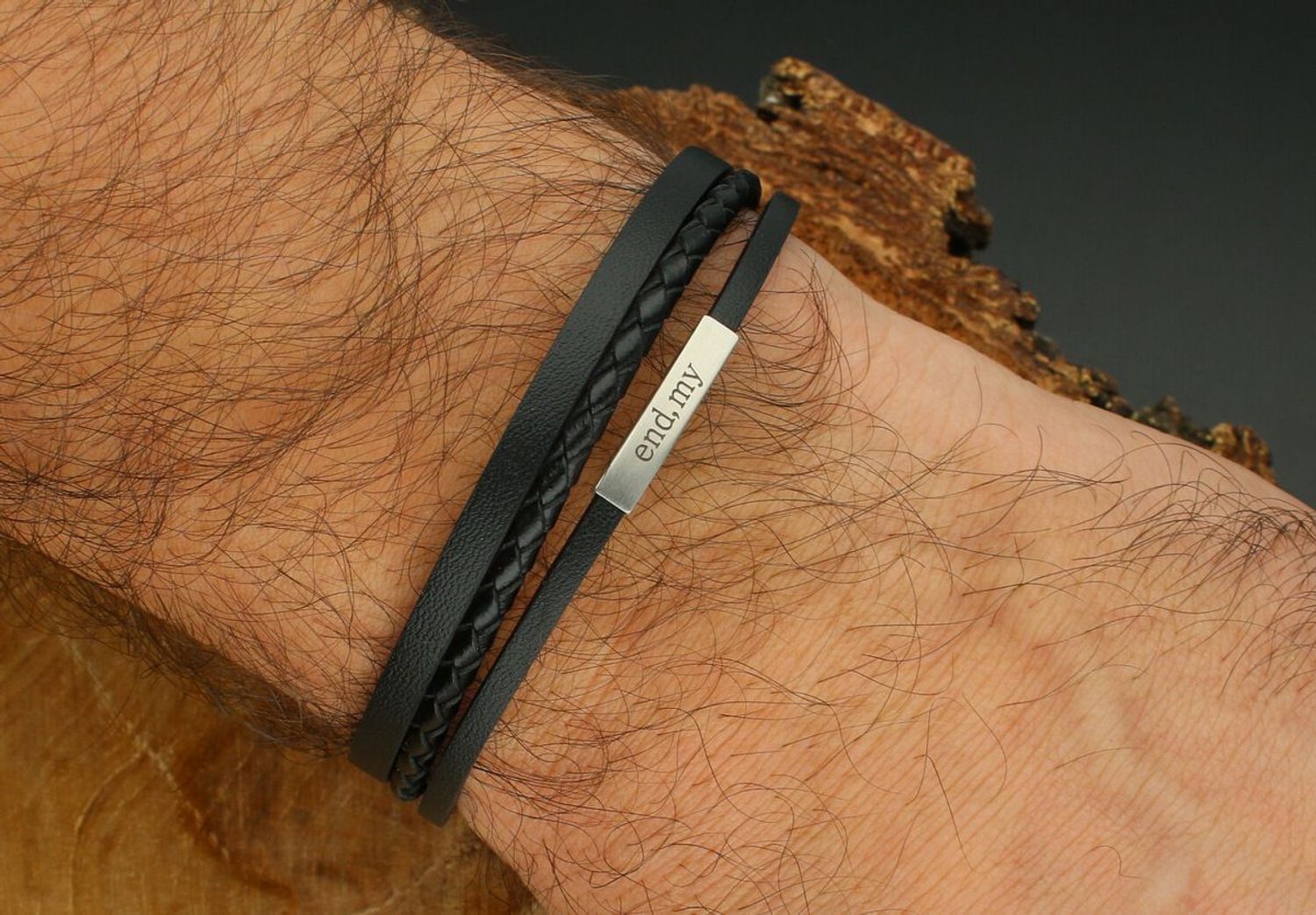 Męska Skórzana Bransoletka FOSSIL Potrójna z Grawerem – Zatrzask, Logo BRANS.jpg